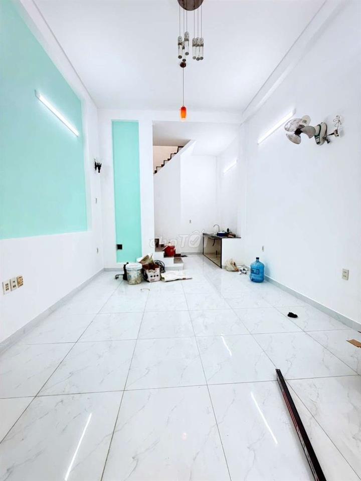 XE HƠI ĐẬU CỬA – 2 TẤM – HOÀN CÔNG ĐỦ – SỔ A4 – NHÀ MỚI Ở NGAY