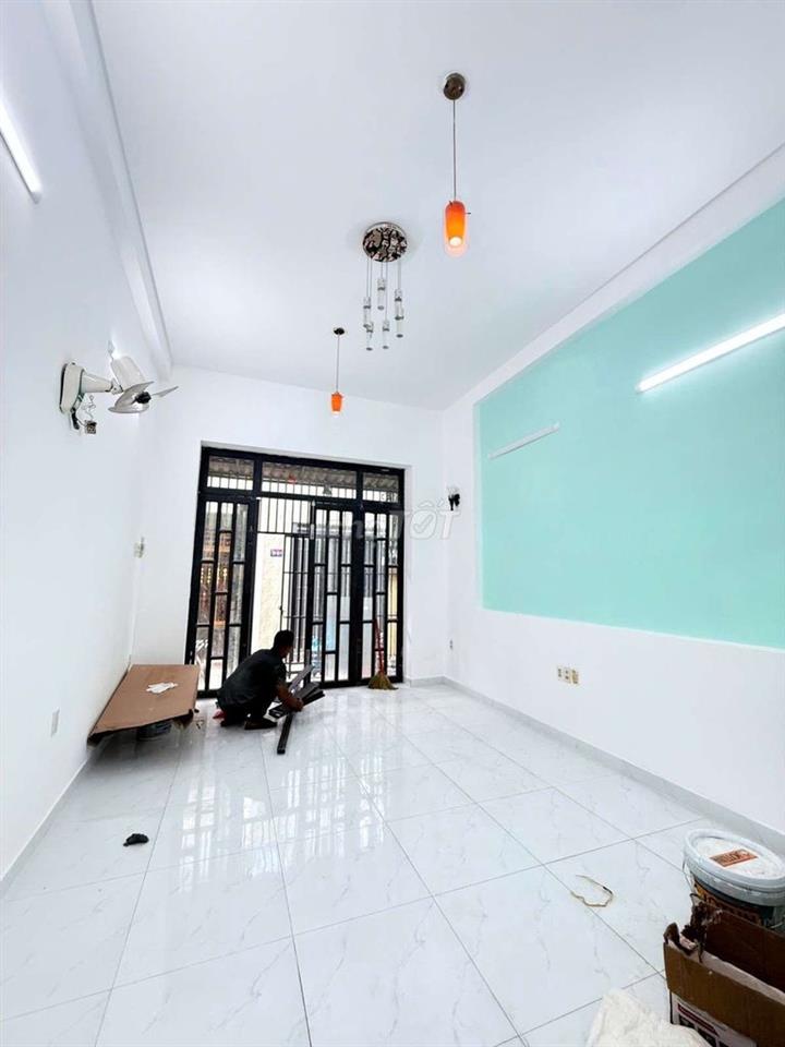 XE HƠI ĐẬU CỬA – 2 TẤM – HOÀN CÔNG ĐỦ – SỔ A4 – NHÀ MỚI Ở NGAY