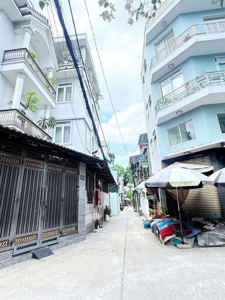 XE HƠI ĐẬU CỬA – 2 TẤM – HOÀN CÔNG ĐỦ – SỔ A4 – NHÀ MỚI Ở NGAY