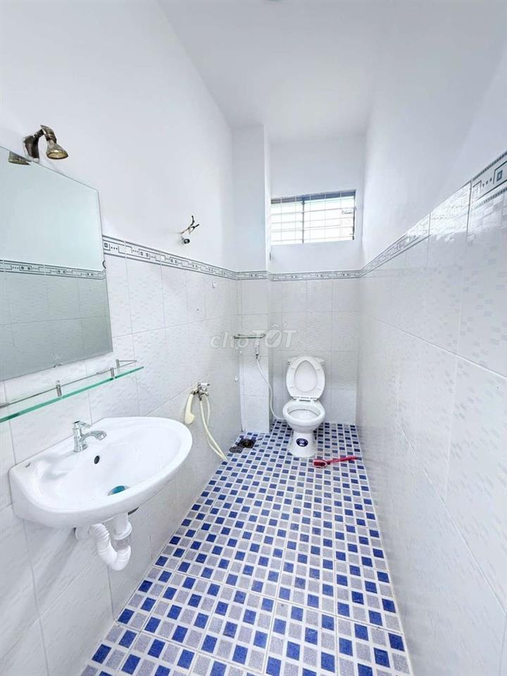 XE HƠI ĐẬU CỬA – 2 TẤM – HOÀN CÔNG ĐỦ – SỔ A4 – NHÀ MỚI Ở NGAY