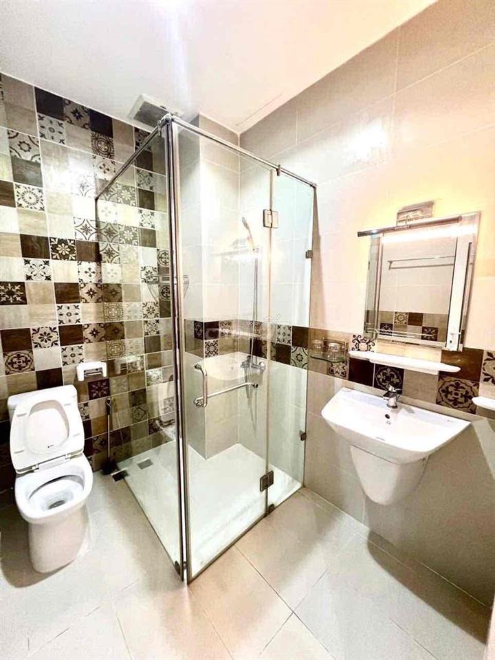 - Full Nội Thất: Tủ quầ áo, bếp, tủ lạnh, máy lạnh (máy giặt chung) ..