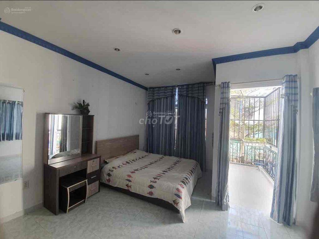 Nhà nguyên căn giáp ranh Bình Thạnh. Ngay cầu Ông Dầu. Đoạn giữa Vạn P