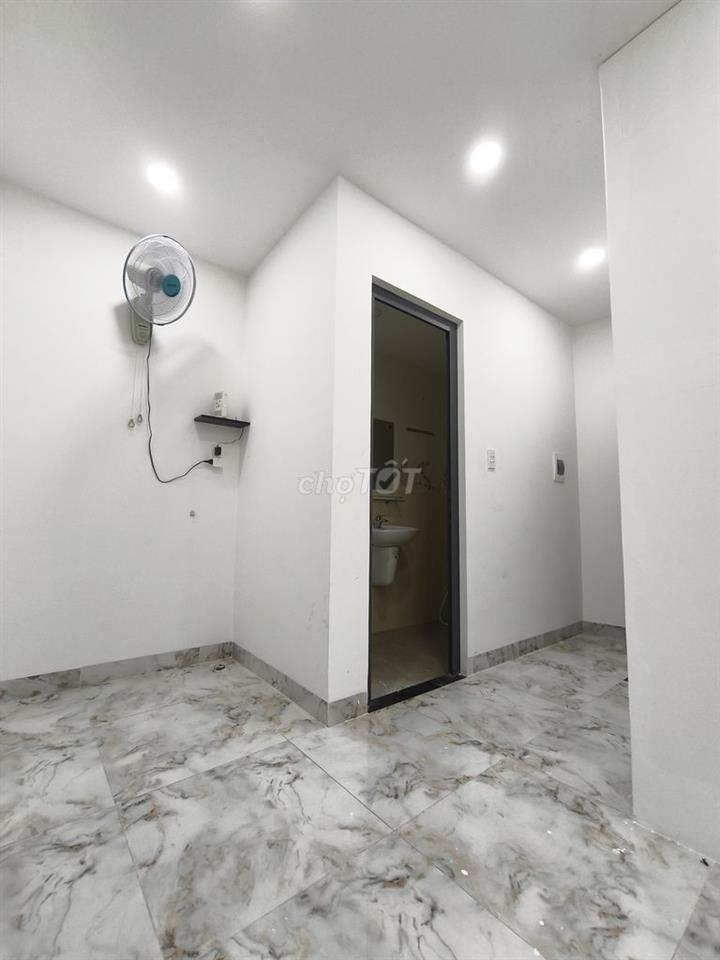 Phòng có sân thượng riêng ngay ngã 4 Thủ Đức