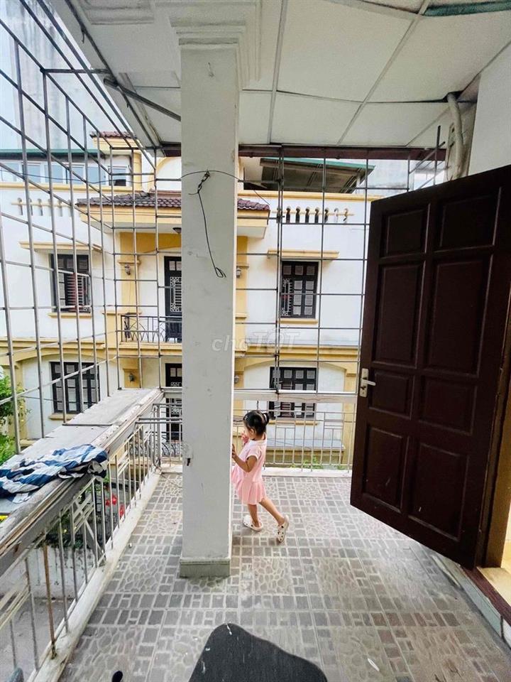 Cho thuê nhà riêng 3 tầng , DT 60m, ngõ phố Yên Lãng. Sát mặt phố