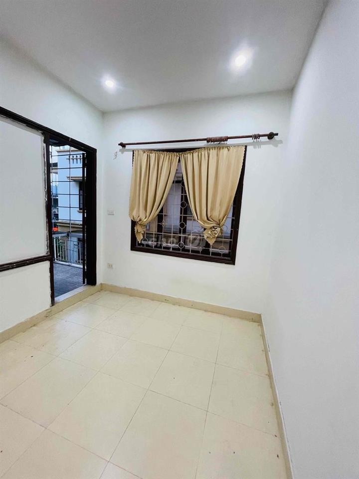 Cho thuê nhà riêng 3 tầng , DT 60m, ngõ phố Yên Lãng. Sát mặt phố