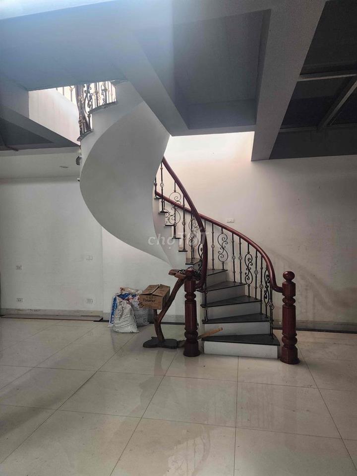 mặt tiền 246m2, thich hop cho văn phòng, mam non