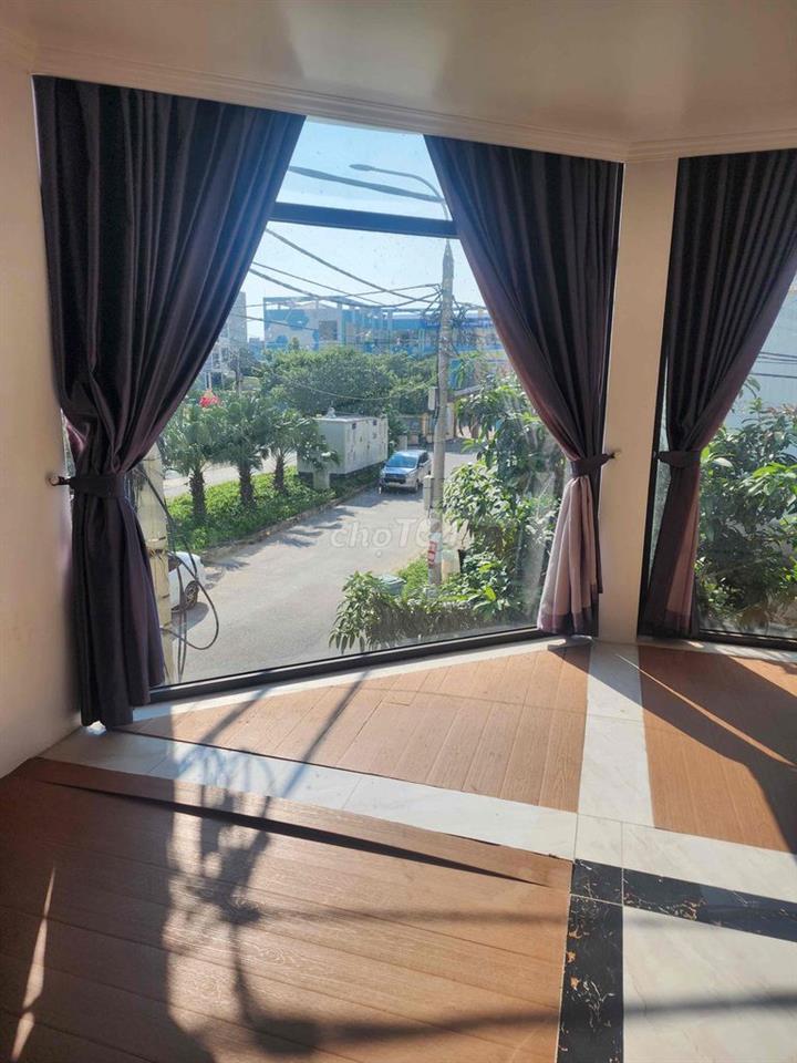 mặt tiền 246m2, thich hop cho văn phòng, mam non