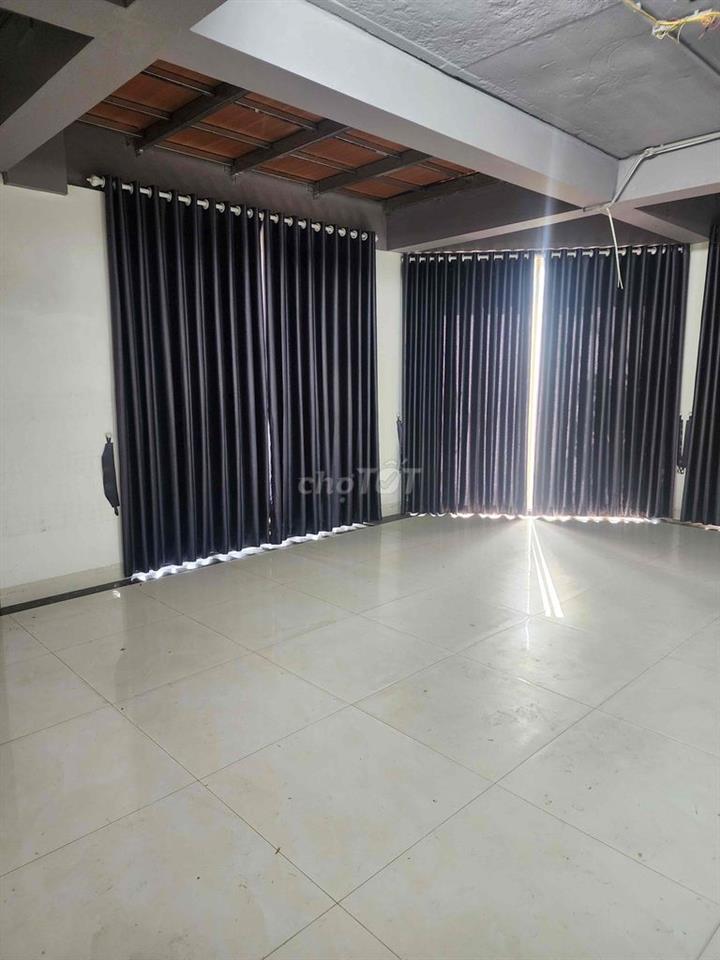 mặt tiền 246m2, thich hop cho văn phòng, mam non