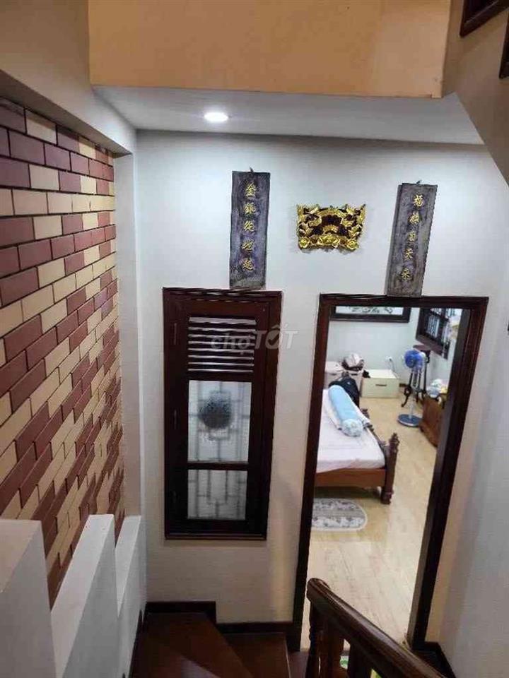 NHÀ ĐẸP GIÁP BÁT Ở NGAY - NGÕ NÔNG - GẦN PHỐ - Ô TÔ ĐỖ GẦN.