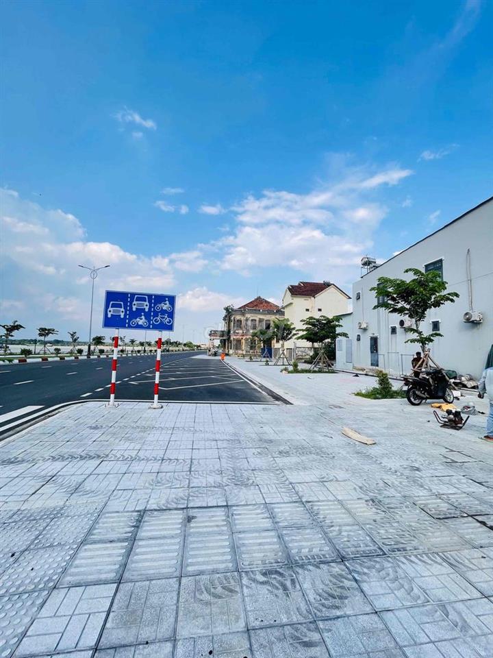 bán lô góc 2 mặt tiền bờ kè bửu long