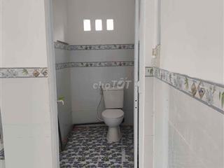 nhà cặp bờ sông rộng rãi mát mẻ