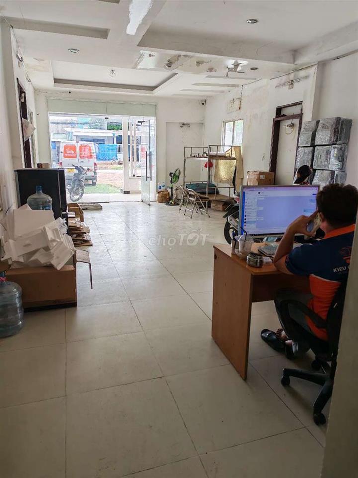 Cho thuê nhà văn phòng mặt tiền đường có sân để xe