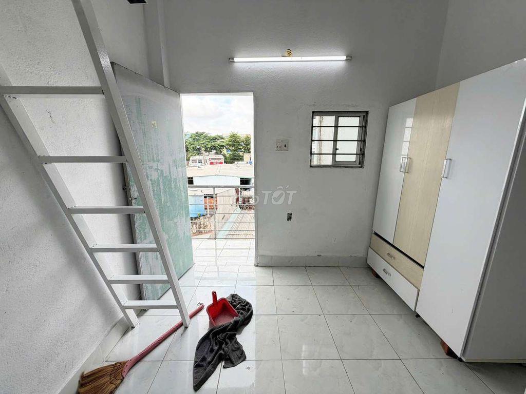 Phòng gác giá rẻ gần công viên Phần Mềm Quang Trung 