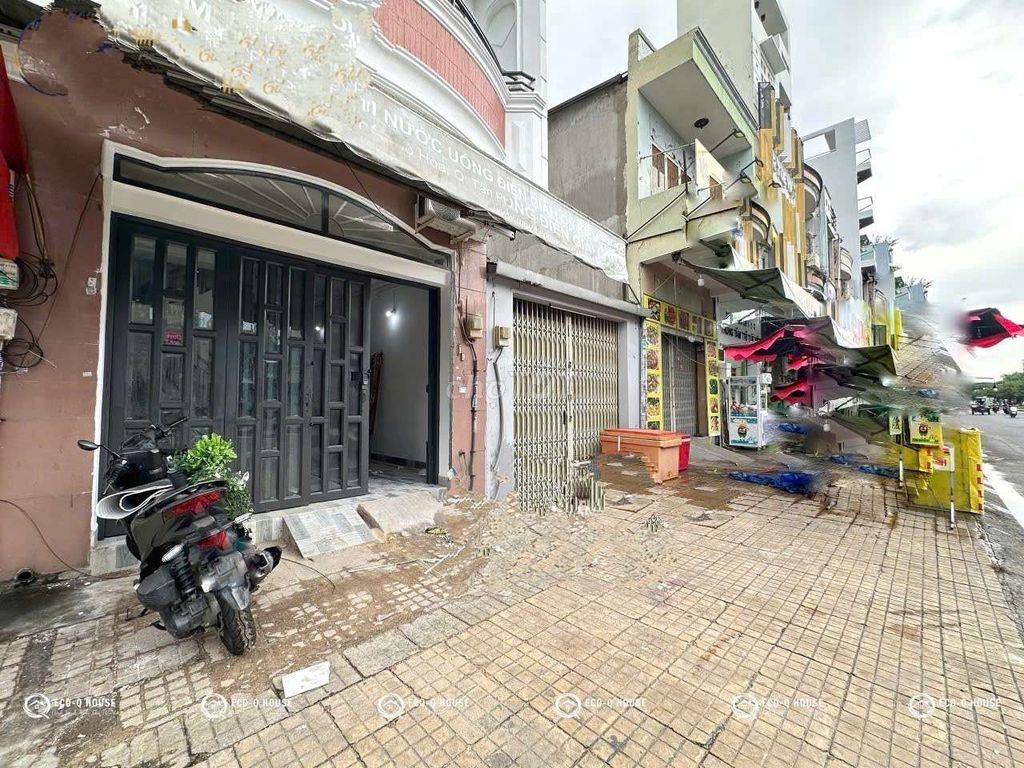 Sân trước nhà 