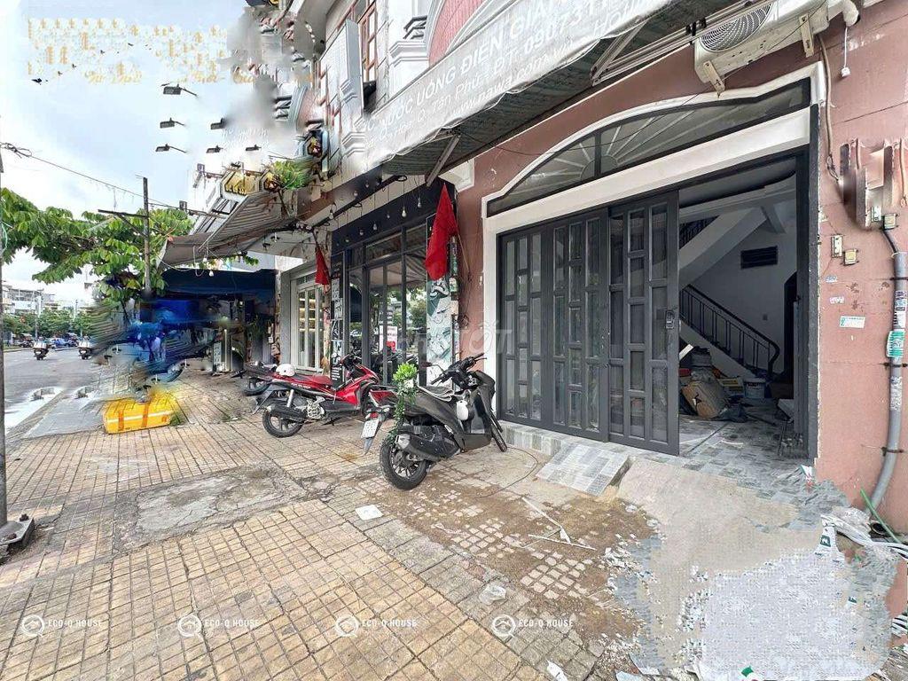 Sân trước nhà 