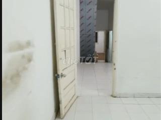 Cho thuê nhà nguyên căn DT: 3m x 20m, 2 lầu, mặt tiền, nở hậu.