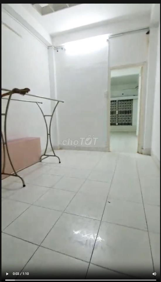 Cho thuê nhà nguyên căn DT: 3m x 20m, 2 lầu, mặt tiền, nở hậu.