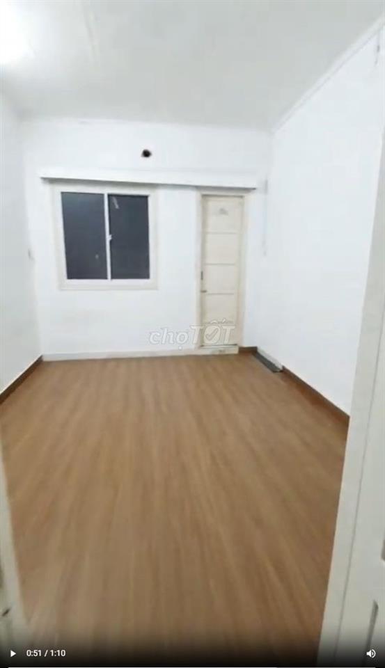 Cho thuê nhà nguyên căn DT: 3m x 20m, 2 lầu, mặt tiền, nở hậu.