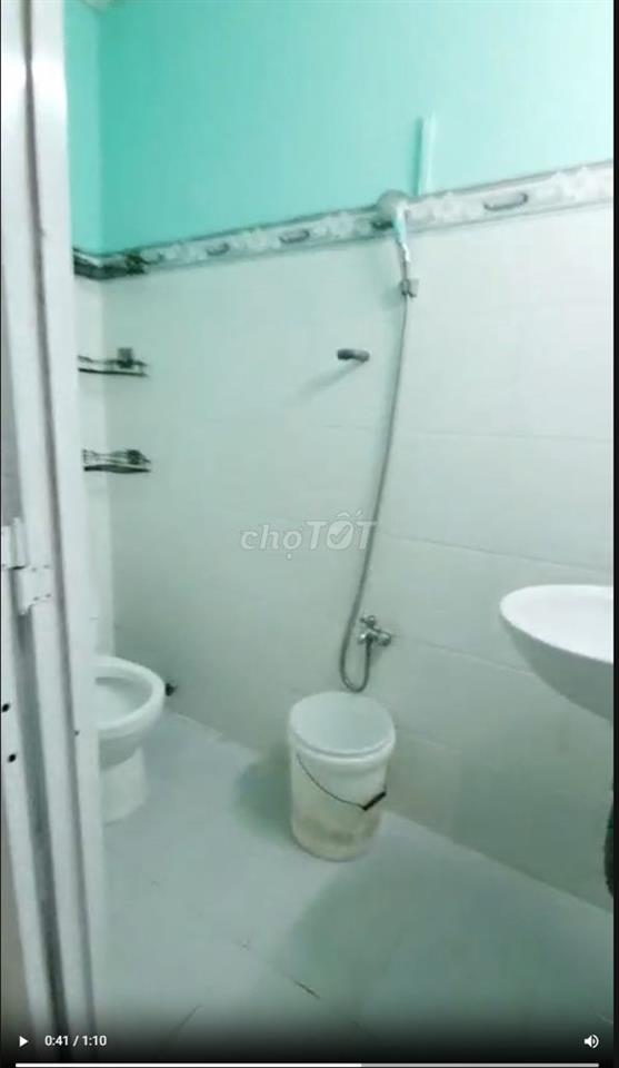 Cho thuê nhà nguyên căn DT: 3m x 20m, 2 lầu, mặt tiền, nở hậu.