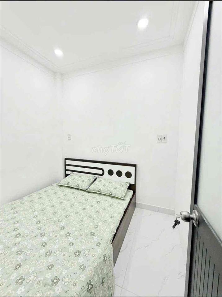 nhà mới sổ hoàn công đối diện trường đh nguyễn tất thành P.apđ Q12