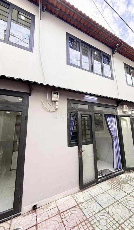 nhà mới sổ hoàn công đối diện trường đh nguyễn tất thành P.apđ Q12