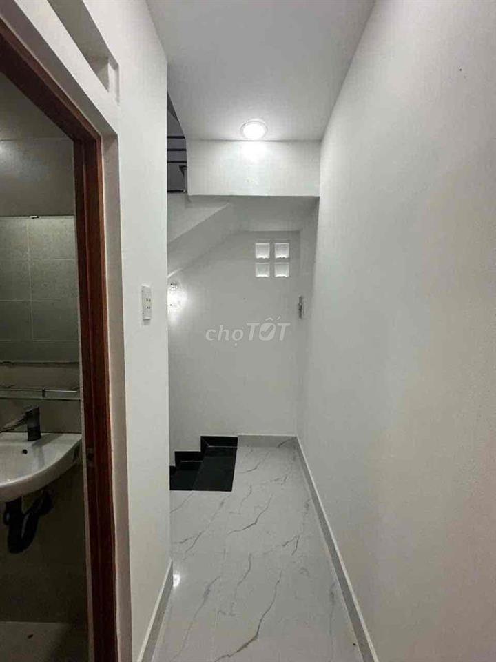 nhà 2lầu siêu đẹp dtsd 60m2 ngay trường điện lực ngã tư ga q.12