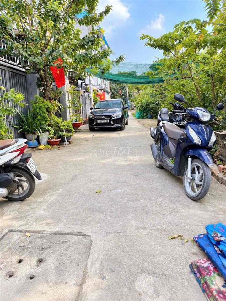 nhà 2lầu 4p sân ôtô dtsd : 142m2 ngay đầu ngã tư ga Q.12