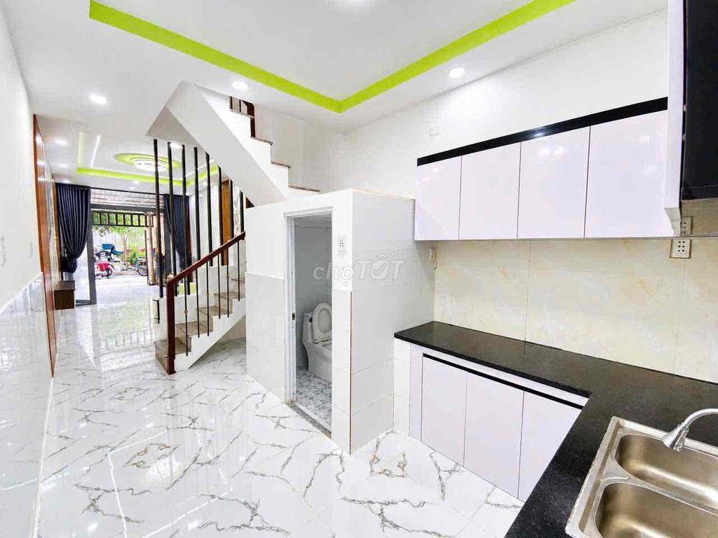 nhà 2lầu 4p sân ôtô dtsd : 142m2 ngay đầu ngã tư ga Q.12