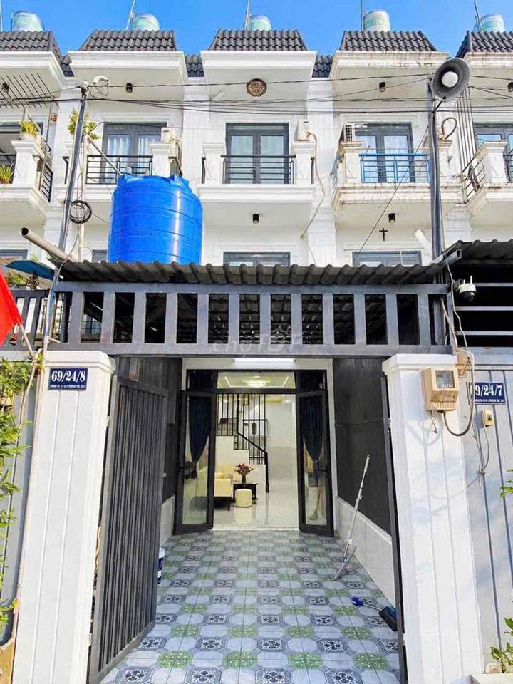 nhà 2lầu 4p sân ôtô dtsd : 142m2 ngay đầu ngã tư ga Q.12