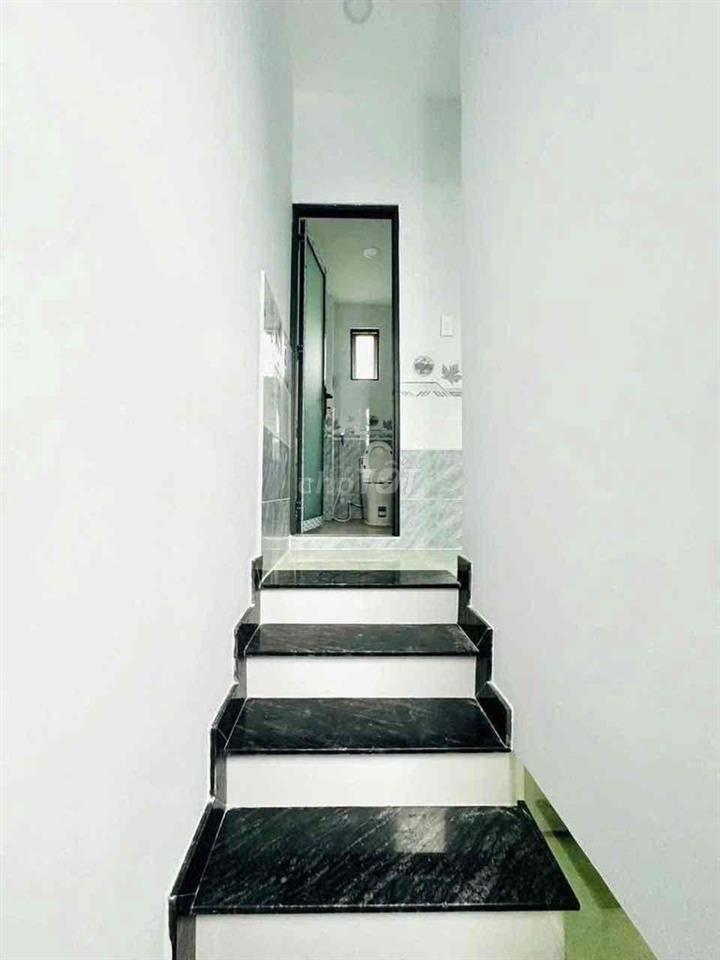 nhà xây mới có hoàn công gần ngã tư chợ vườn lài apđ Q.12