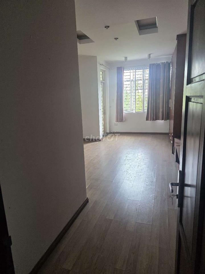 Mặt tiền đường C1 kinh doanh sầm uất, khu C200, sát bên sân bay