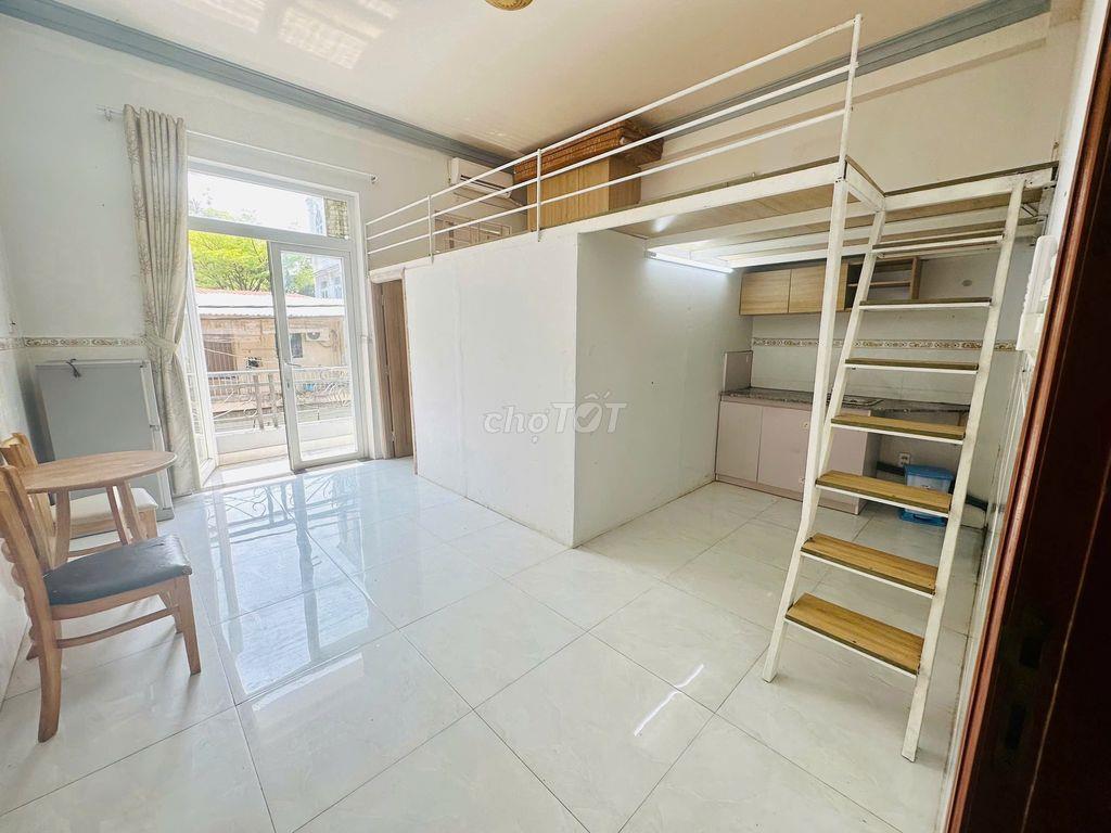 Phòng 45m2 bancon, có 1PN riêng, + gác lửng. 