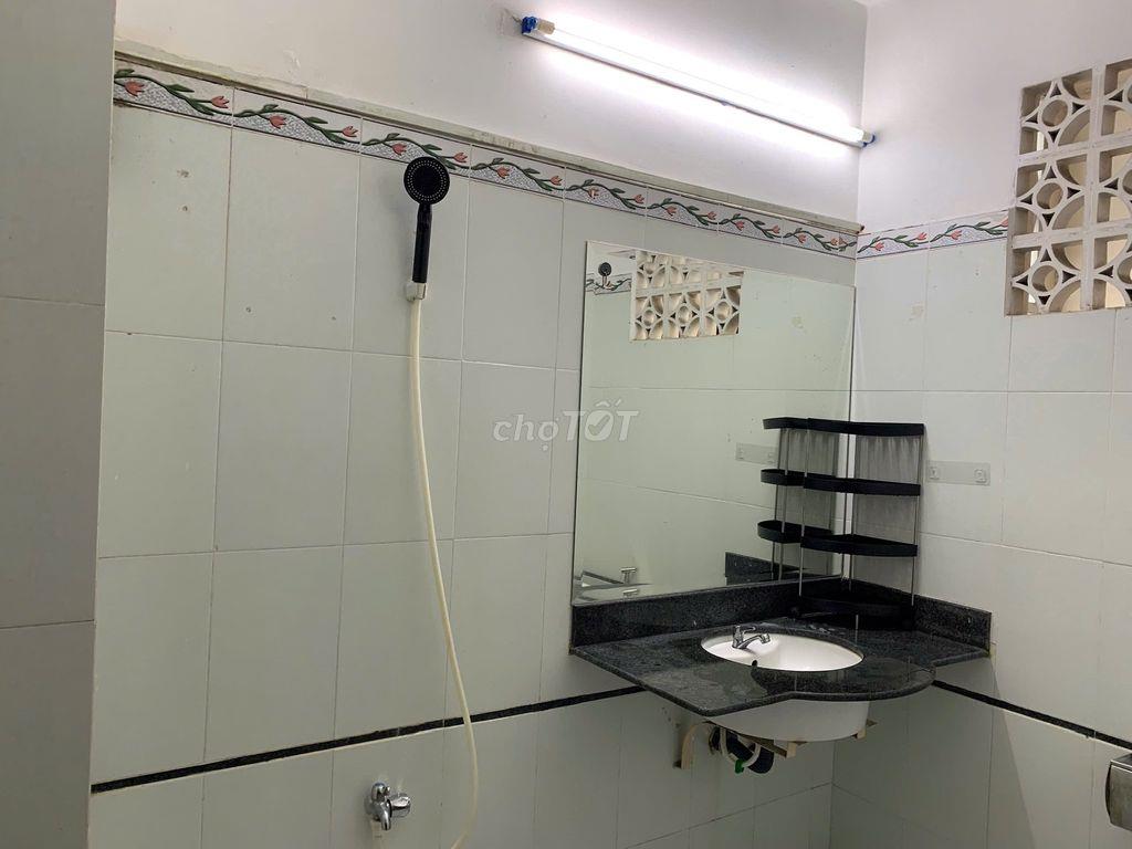 Cho thuê full tầng 2 phòng ngủ, 3-4 bạn thoải mái, công viên trước cửa