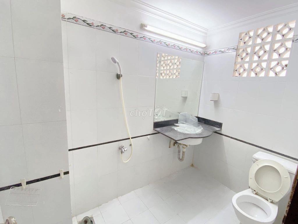 Cho thuê full tầng 2 phòng ngủ, 3-4 bạn thoải mái, công viên trước cửa