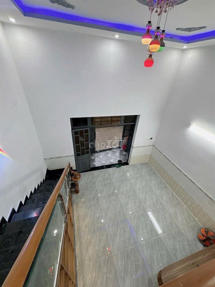 Nhà sát trường cấp 1/2 Đông Hòa
