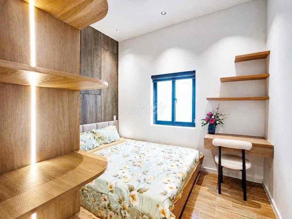NHÀ TRUNG TÂM THÀNH PHỐ. DỌN VÀO Ở NGAY