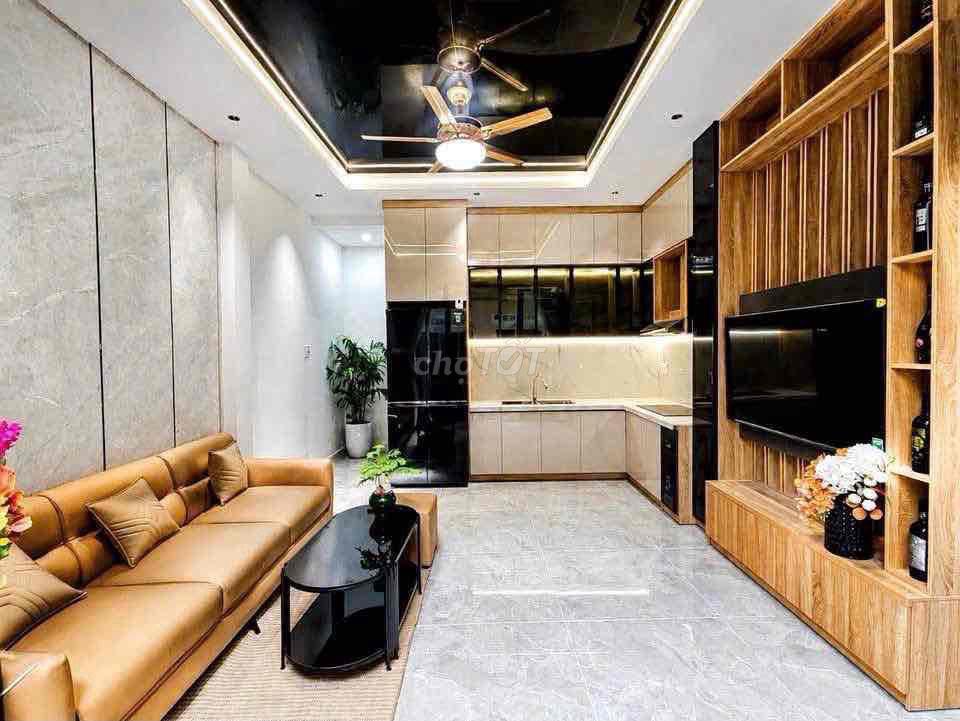 NHÀ TRUNG TÂM THÀNH PHỐ. DỌN VÀO Ở NGAY