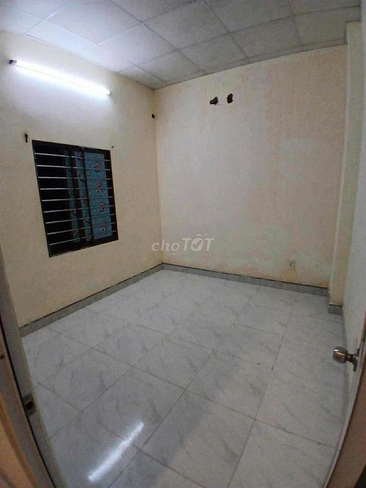 Cần share lại 3 phòng ngủ trong nhà nguyên căn