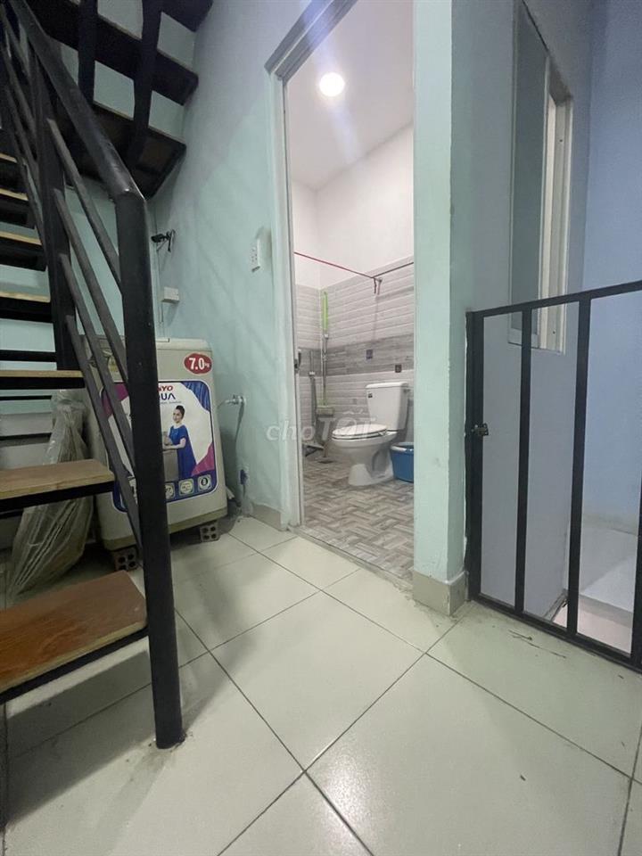 Cho thuê nguyên lầu 1 đối diện Chợ Nhật Tảo, vị trí rất thuận tiện.