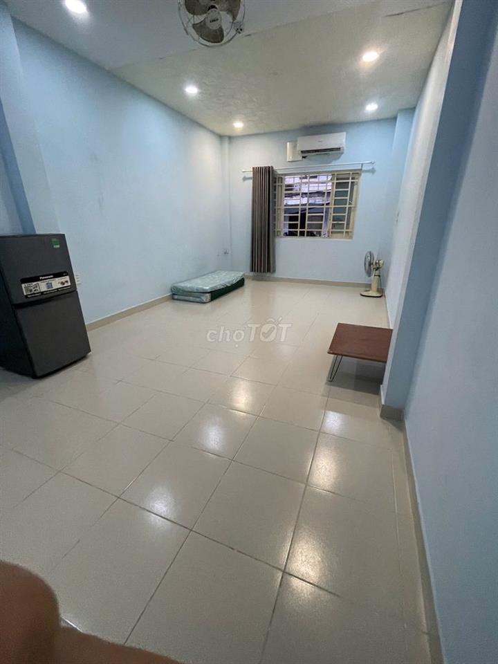 Cho thuê nguyên lầu 1 đối diện Chợ Nhật Tảo, vị trí rất thuận tiện.