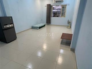 Cho thuê nguyên lầu 1 đối diện Chợ Nhật Tảo, vị trí rất thuận tiện.