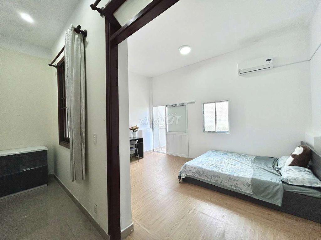 Studio ban công Tách bếp - Gần Lotte, cầu Kênh Tẻ, ĐH Nguyễn Tất Thành