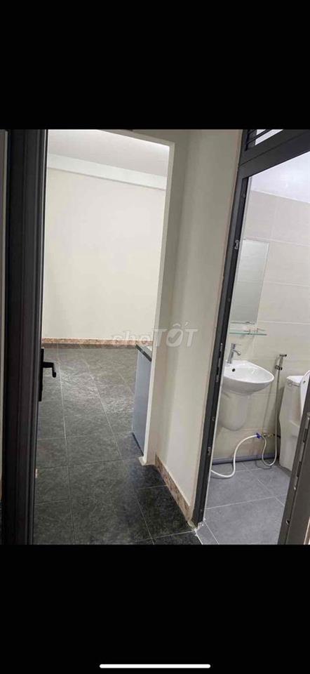 Phòng trọ rộng, thoáng, cửa sổ trời đường Tân Hải, Tân bình