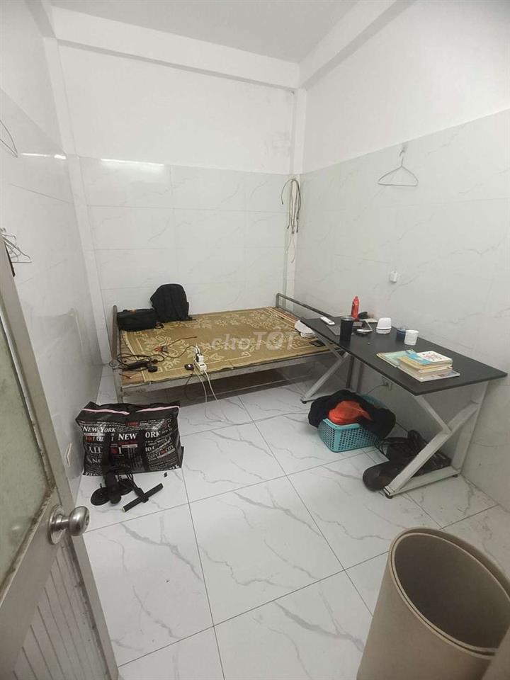 Nhượng phòng ở nhổn cách đh công nghiệp vài trăm mét có thể vào ở luôn