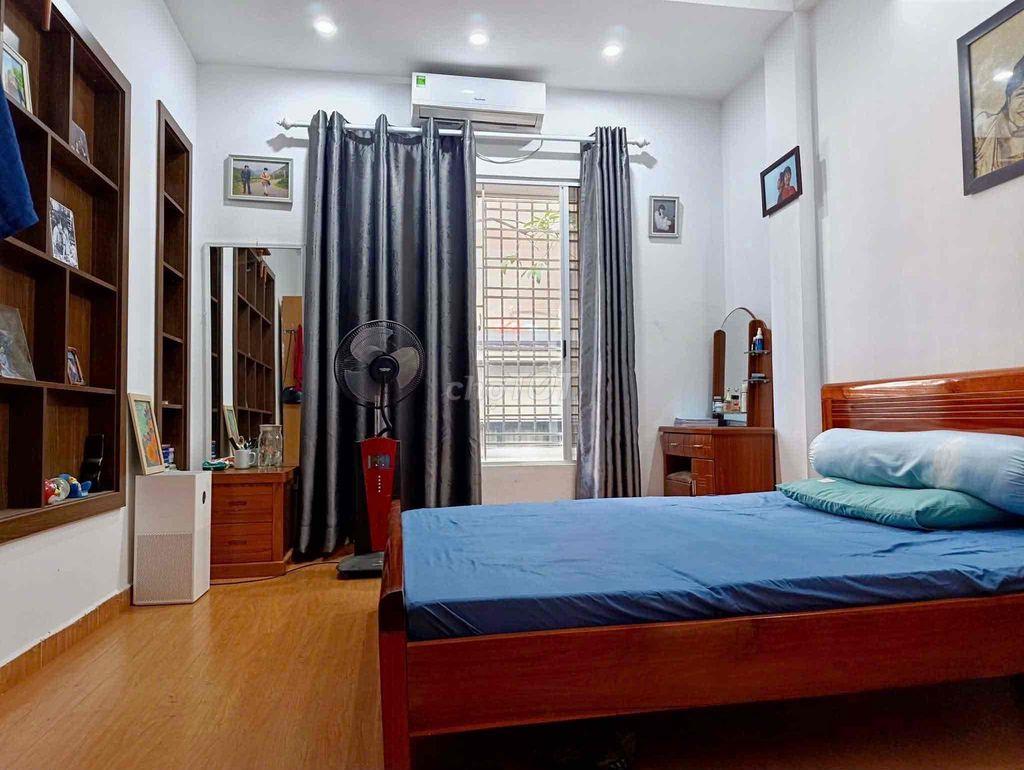 Nhà nguyên căn 3 tầng 4pn, mặt đường Đê Quai, phường Tứ Liên (cũ)