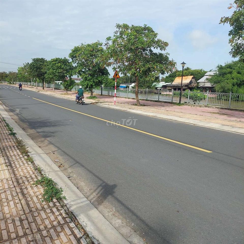 Cho thuê MB bờ kè view sông Bảo Định,  diện tích hơn 1000m2. ngang 35m