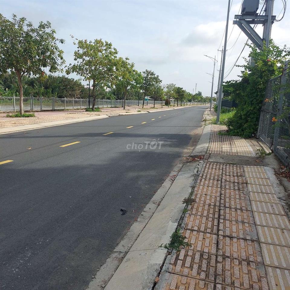 Cho thuê MB bờ kè view sông Bảo Định,  diện tích hơn 1000m2. ngang 35m