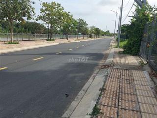 Cho thuê MB bờ kè view sông Bảo Định,  diện tích hơn 1000m2. ngang 35m
