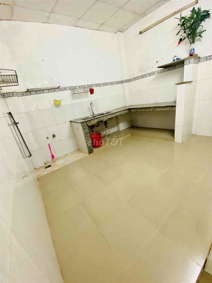 🍒 Cho thuê nhà trệt 80m2 có cổng sân, 5’ tới Q1