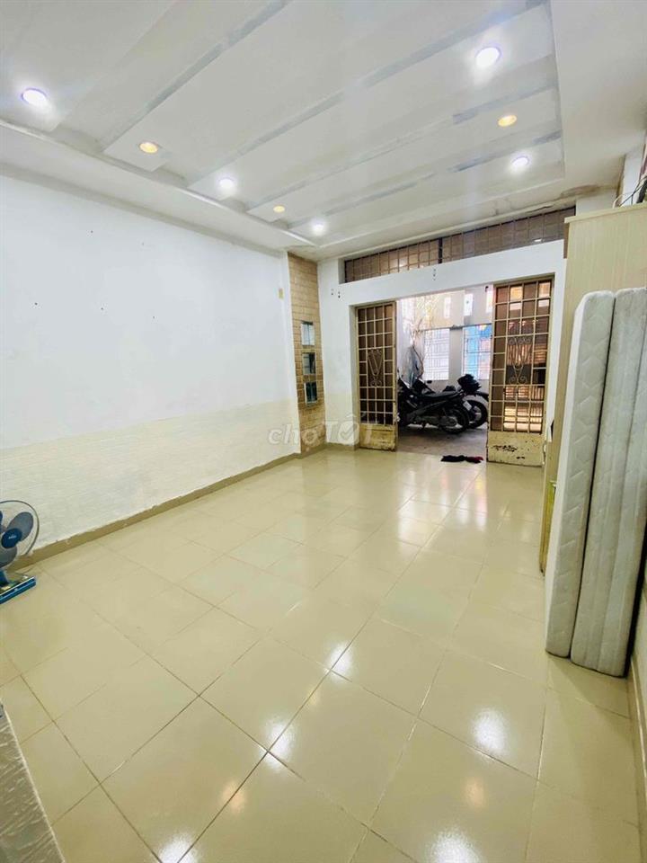 🍒 Cho thuê nhà trệt 80m2 có cổng sân, 5’ tới Q1